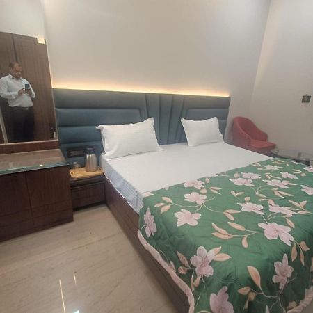 Hotel Sadhana Palace Mathura Exteriör bild